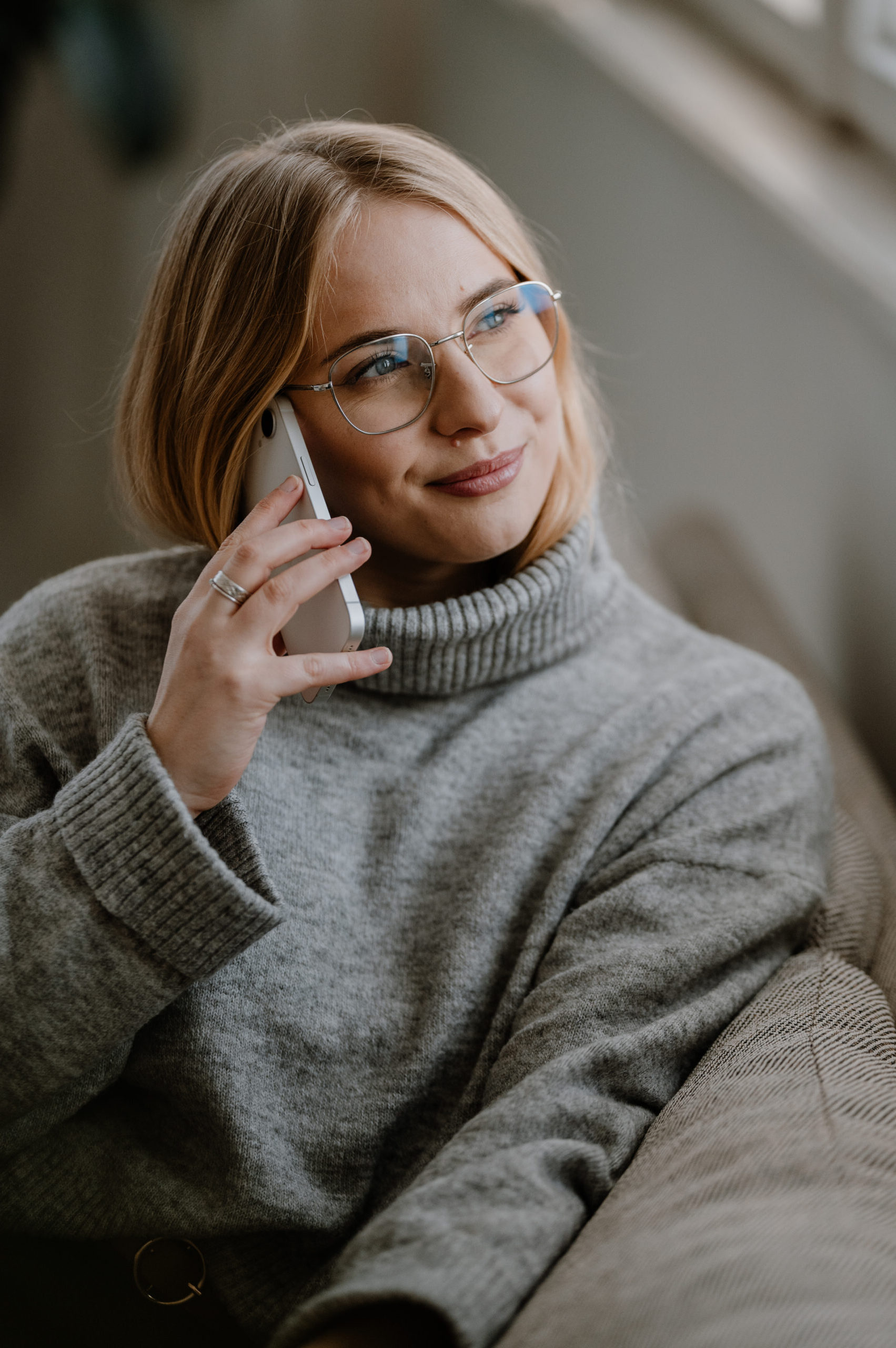 O mnie 6 Julia Łosińska ze smartfonem